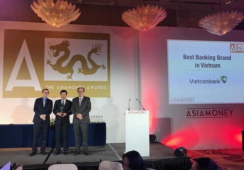 Đại diện Vietcombank, ông Phạm Mạnh Thắng - Phó Tổng giám đốc (đứng giữa) nhận giải thưởng “Thương hiệu ngân hàng tốt nhất Việt Nam” do Tạp chí Asiamoney trao tặng tại Bắc Kinh – Trung Quốc
