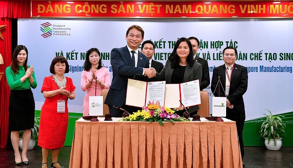 Bà Đinh Thị Thái - Phó Tổng giám đốc Vietcombank và ông Douglas Foo - Chủ  tịch SMF đại diện 2 bên ký kết thỏa thuận hợp tác