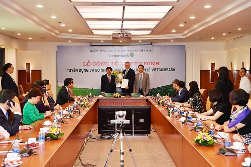 Chủ tịch HĐQT Nghiêm Xuân Thành (bên trái) trao Quyết định và Tổng giám đốc Phạm Quang Dũng tặng hoa chúc mừng ông Thomas William Tobin – Giám đốc Khối bán lẻ Vietcombank