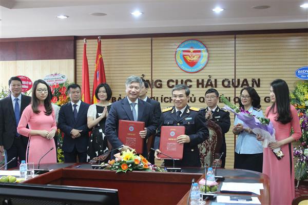 Phó Tổng cục trưởng Tổng cục Hải quan Nguyễn Dương Thái cùng Phó Tổng giám đốc Vietcombank Nguyễn Danh Lương ký kết thỏa thuận hợp tác thu NSNN 