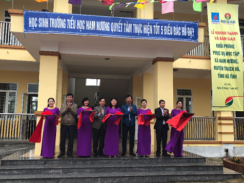 Đại diện lãnh đạo Đạm Cà Mau cắt băng khánh thành trường tiểu học xã Nam Hương, Thạch Hà, Hà Tĩnh