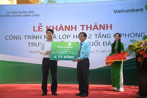 Chủ tịch HĐQT Vietcombank Nghiêm Xuân Thành trao biểu trưng tài trợ