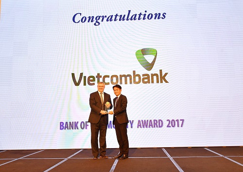 Đại diện Vietcombank, ông Thomas William Tobin – Giám đốc Khối Bán lẻ (bên trái) nhận giải thưởng “Ngân hàng vì cộng đồng 2017” 