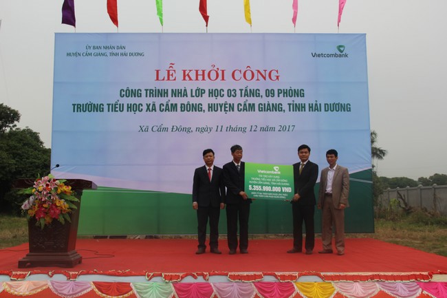Ông Nguyễn Danh Phương – Bí thư Đảng bộ, Giám đốc Vietcombank Thăng Long (thứ 2 từ phải sang) thừa ủy quyền của Ban lãnh đạo Vietcombank trao biển tượng trưng số tiền tài trợ hơn 5 tỷ đồng cho lãnh đạo địa phương