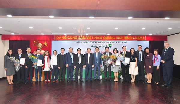 Phó Thống đốc NHNN Đào Minh Tú cùng Ban Lãnh đạo Vietcombank chụp ảnh lưu niệm với các đồng chí lãnh đạo cấp cao của Vietcombank mới được bổ nhiệm