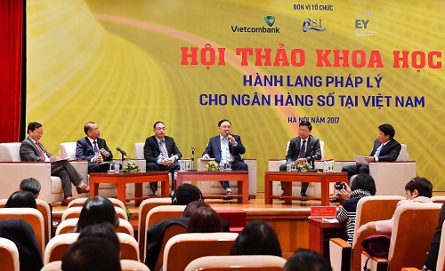 Ông Phạm Anh Tuấn - Uỷ viên HĐQT Vietcombank tham gia thảo luận tại Hội thảo với nội dung “Thách thức khi cung cấp dịch vụ ngân hàng số”