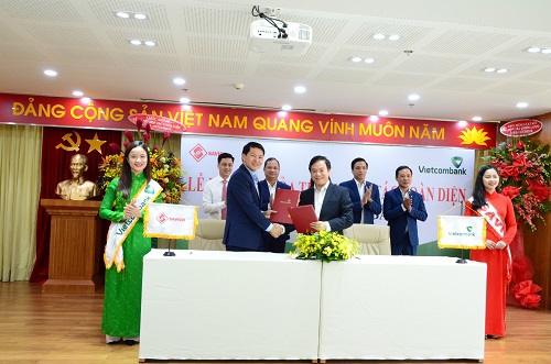 Ông Mai Việt Hà – Tổng Giám đốc Savico (bên trái) và ông Đặng Hoài Đức – Giám đốc Vietcombank Tp Hồ Chí Minh trao bản ký kết hợp tác chiến lược của 2 đơn vị