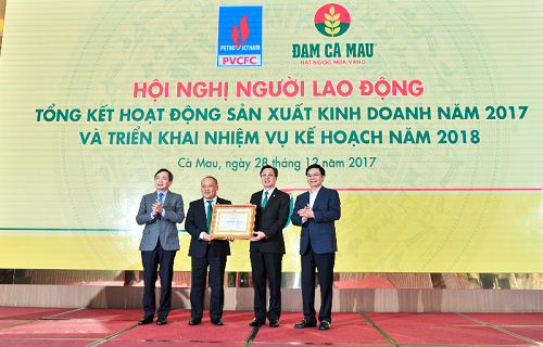 Đại diện Ban lãnh đạo PVCFC nhận bằng khen từ Tập đoàn Dầu khí  Việt Nam cho kết quả SXKD xuất sắc năm 2017