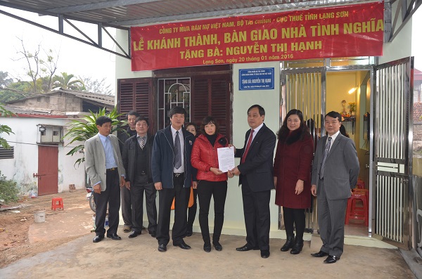 Công đoàn DATC đã trao tặng căn nhà tình nghĩa cho Bà Nguyễn Thị Hạnh cán bộ Phòng hành chính ấn chỉ của Chi cục Thuế Lạng Sơn 