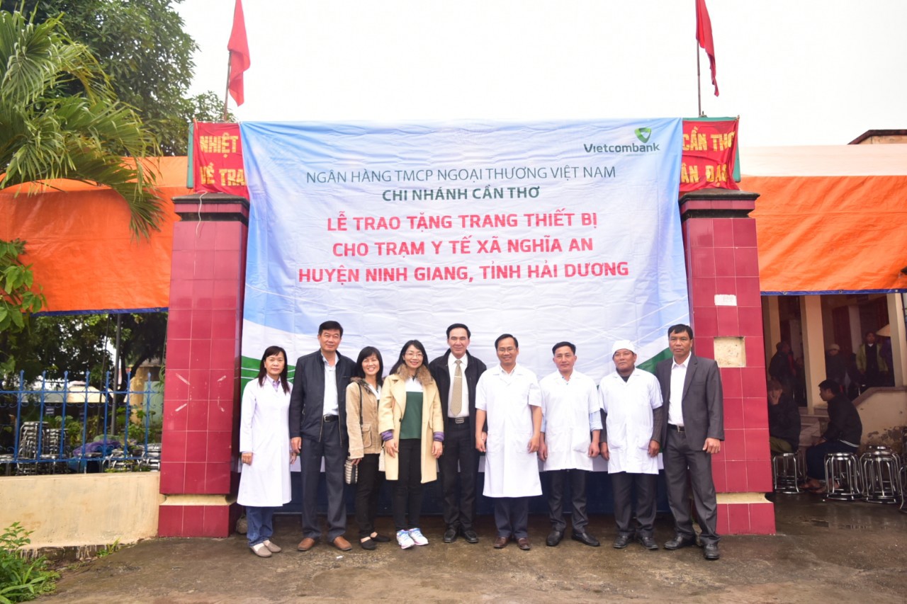 Đại diện Vietcombank Cần Thơ,bà Vương Thị Thanh An – Phó Giám đốc (thứ tư từ trái qua) chụp ảnh lưu niệm cùng Ban lãnh đạo trường Đại học Y dược Cần Thơ và lãnh đạo địa phương.