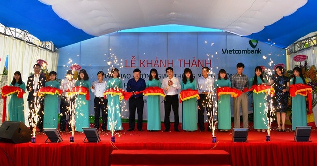 Các đại biểu cắt băng khánh thành đường nông thôn  mới trị giá 3 tỷ đồng do Vietcombank tài trợ