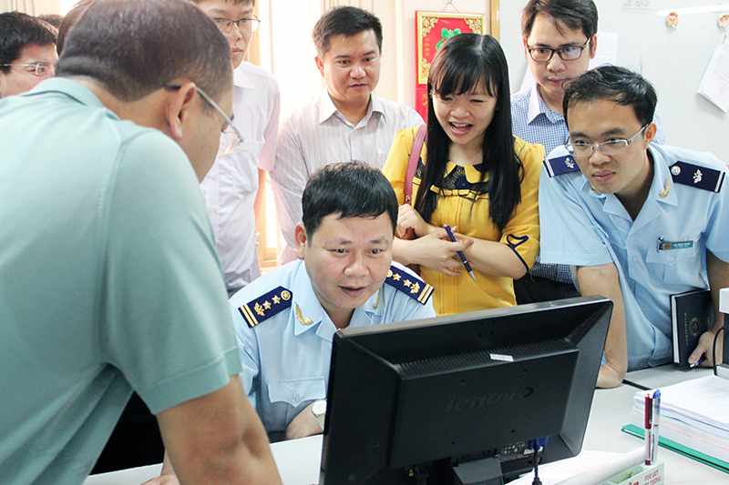 Cán bộ Hải quan Quảng Ninh hỗ trợ doanh nghiệp thực hiện hệ thống thông quan điện tử