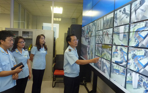 Cán bộ Hải quan sân bay Nội Bài triển khai phương án chống buôn lậu. Nguồn: Internet