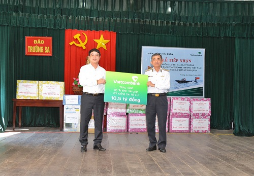 Ông Nghiêm Xuân Thành – Chủ tịch HĐQT Vietcombank (bên trái) trao biển tượng trưng hỗ trợ 03 xuồng CQ trị giá 10,5 tỷ đồng tặng cán bộ, chiến sỹ Quân chủng Hải quân