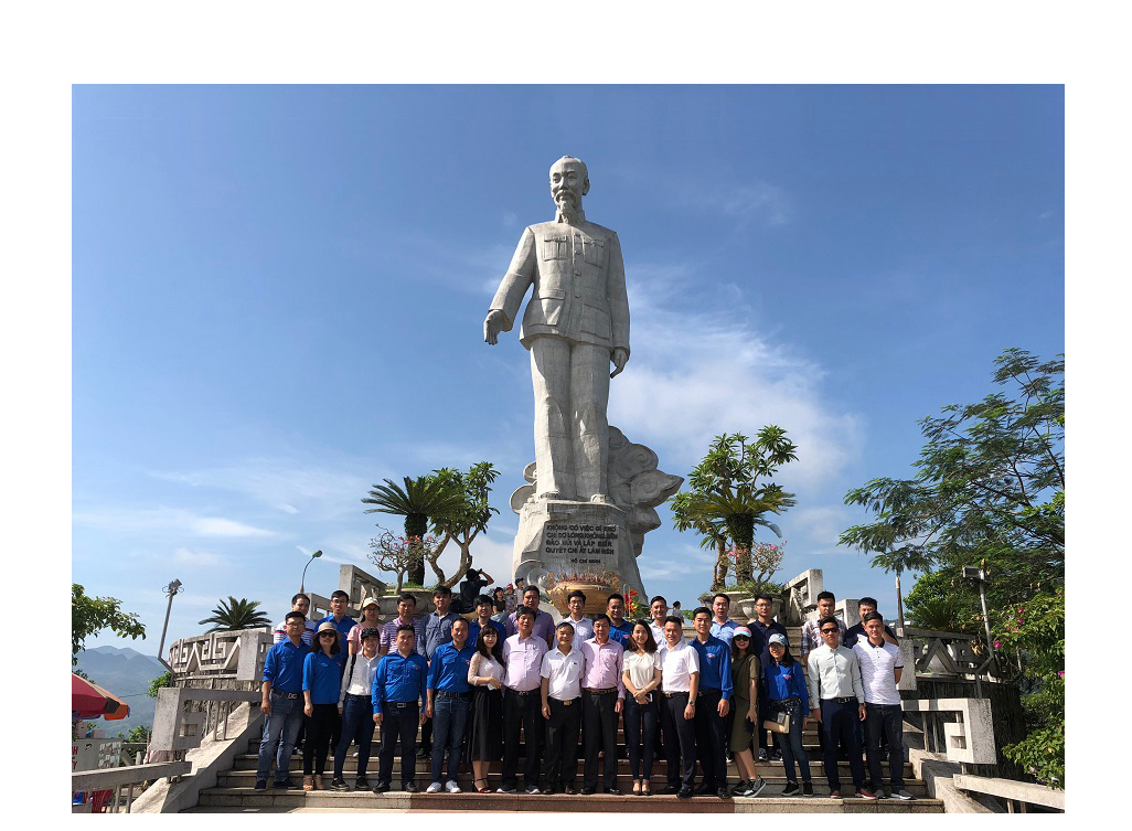 Đoàn viên công đoàn  DTAC chụp ảnh lưu niệm dưới tượng đài Chủ tịch Hồ Chí Minh
