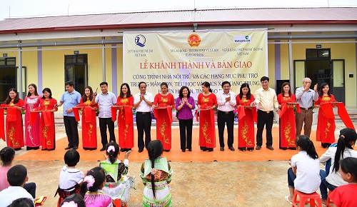 Các đại biểu tham gia cắt băng khánh thành công trình nhà nội trú cho trẻ em trường Mầm non, Tiểu học, và THCS tại tỉnh Cao Bằng
