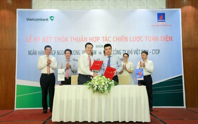 Ông Phạm Quang Dũng - Tổng giám đốc Vietcombank và ông Dương Mạnh Sơn - Tổng giám đốc PV Gas ký kết thỏa thuận hợp tác chiến lược toàn diện giữa 2 bên