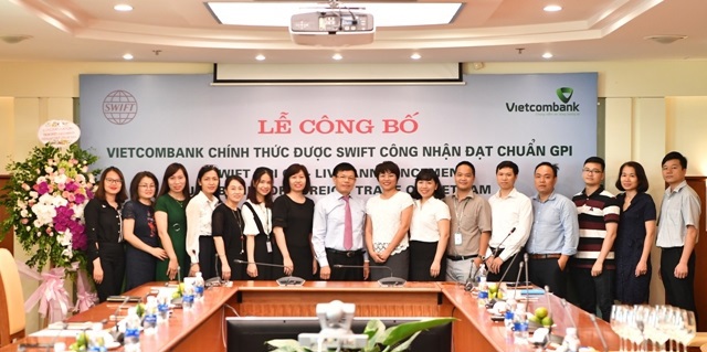 Đại diện SWIFT tặng hoa chúc mừng Vietcombank chính thức là Ngân hàng đạt chuẩn GPI