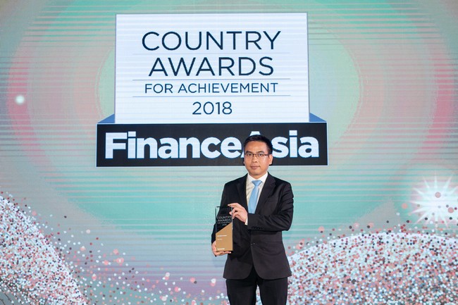 Đại diện Vietcombank, ông Nghiêm Phú Quốc – Phó Giám đốc Công ty Vinafico Hồng Kông nhận giải thưởng “Ngân hàng tốt nhất Việt Nam” năm 2018 của Tạp chí Finance Asia