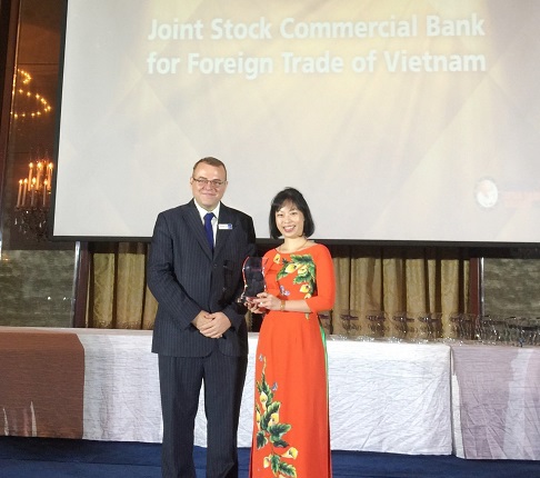 Đại diện Vietcombank, bà Vũ Thị Bích Thu – Trưởng Văn phòng đại diện Vietcombank tại Singapore nhận Giải thưởng “Ngân hàng có sản phẩm Mobile Banking sáng tạo hiệu quả nhất năm 2018” do Tạp chí Asian Banking & Finance trao tặng