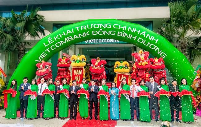 Các đại biểu cắt băng khai trương chi nhánh Vietcombank Đông Bình Dương