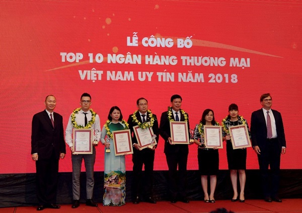Ông Phạm Mạnh Thắng – Phó Tổng giám đốc Vietcombank (thứ 4 từ phải sang) cùng đại diện các ngân hàng và BTC chụp ảnh lưu niệm tại buổi Lễ vinh danh Top 10 Ngân hàng thương mại Việt Nam uy tín năm 2018