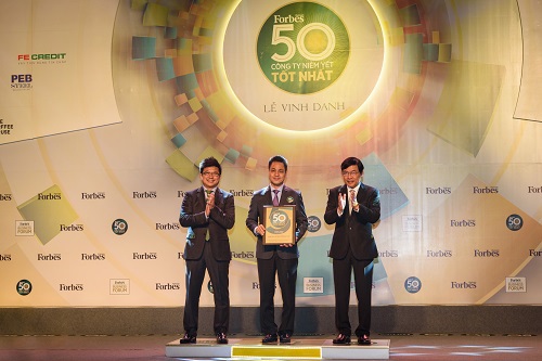 Đại diện Vietcombank, ông Huỳnh Song Hào – Trưởng Văn phòng đại diện khu vực phía Nam (đứng giữa) nhận giải thưởng do Tạp chí Forbes Việt Nam trao tặng