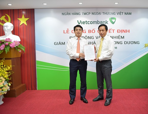 Chủ tịch HĐQT Nghiêm Xuân Thành trao quyết định cho ông Nguyễn Bá Minh – Giám đốc Vietcombank Chương Dương