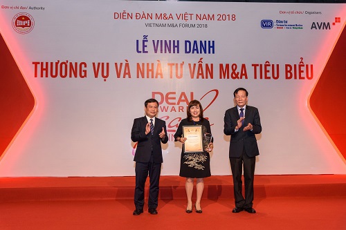 Đại diện Vietcombank, bà Trương Thị Thúy Nga – Phó Tổng Giám đốc (đứng giữa) nhận Kỷ niệm chương và Giấy chứng nhận “Thương vụ tiêu biểu nhất thập kỷ” (2009 - 2018)