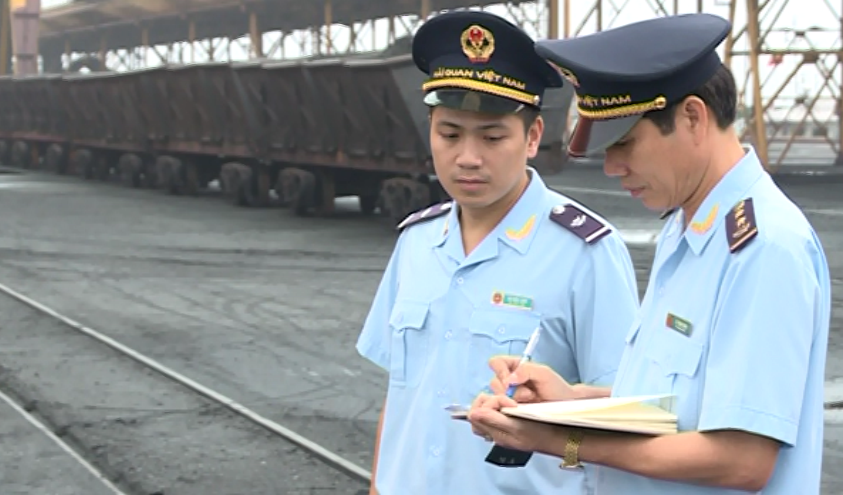 Công chức Chi cục Hải quan cửa khẩu cảng Cẩm Phả kiểm tra hàng hóa xuất nhập khẩu