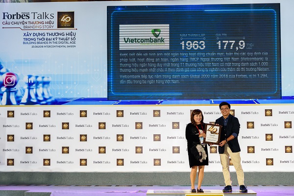 Đại diện Vietcombank, bà Trương Thị Thúy Nga – Phó Tổng giám đốc nhận giải thưởng do Tạp chí Forbes Việt Nam trao tặng