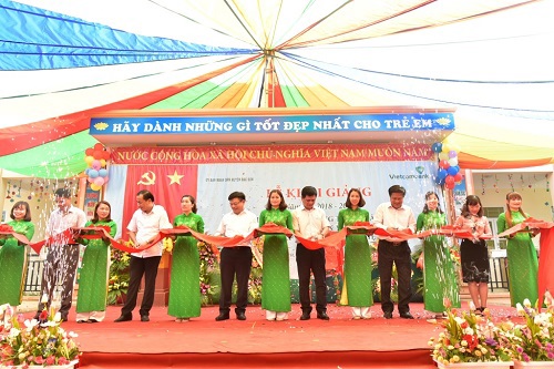 Các đại biểu tham gia cắt băng khánh thành công trình Truờng mầm non xã Trấn Yên, huyện Bắc Sơn, tỉnh Lạng Sơn