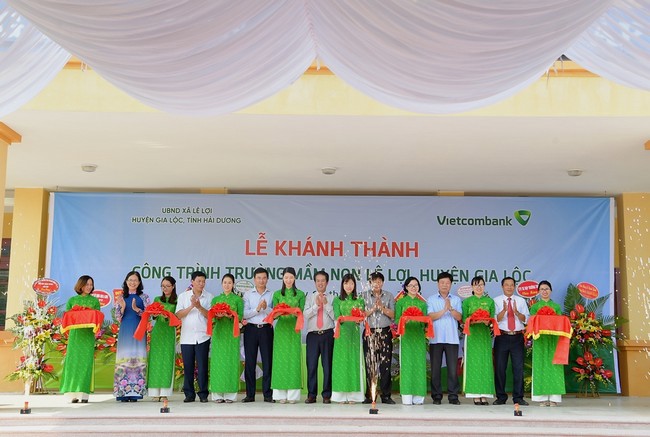 Các đại biểu cắt băng khánh thành công trình Trường mầm non xã Lê Lợi do Vietcombank tài trợ