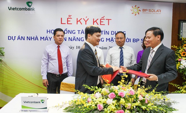 Đại diện Chi nhánh Vietcombank Sở Giao dịch và đại diện Công ty cổ phần BP Solar ký kết hợp đồng