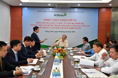Chủ tịch HĐQT Nghiêm Xuân Thành báo cáo tình hình hoạt động của Vietcombank nói chung và Vietcombank Lào nói riêng