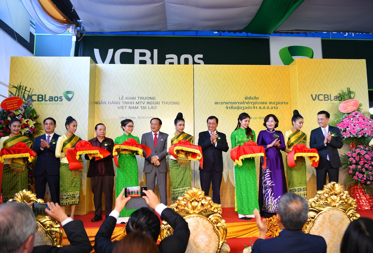 Đại diện Lãnh đạo Ngân hàng Nhà nước Việt Nam, Ngân hàng Nhà nước Lào và Vietcombank cắt băng khai trương Vietcombank Lào