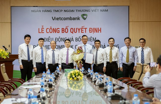 Ban Lãnh đạo Vietcombank và các đại biểu chụp ảnh lưu niệm cùng tân Giám đốc Nguyễn Quang Việt