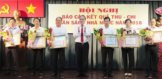 Bí thư Thành ủy Nguyễn Thiện Nhân trao tặng bằng khen cho các doanh nghiệp.