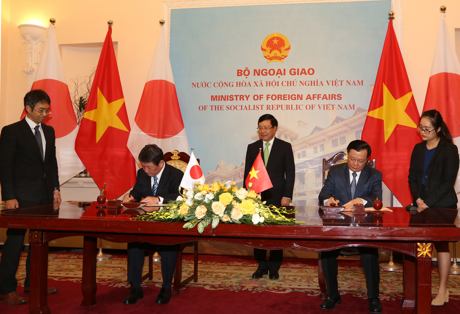 Bộ trưởng Bộ Tài chính Việt Nam Đinh Tiến Dũng và Bộ trưởng Bộ Ngoại giao Nhật Bản Motegi Toshimitsu thực hiện ký kết.