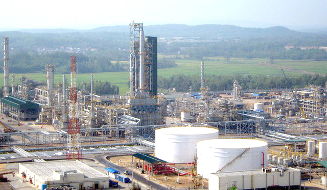 Nhà máy lọc dầu Dung Quất. 