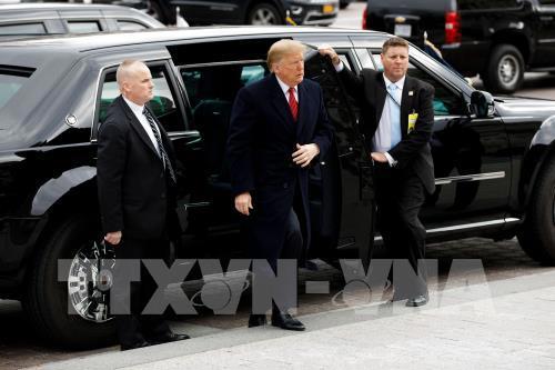 Tổng thống Mỹ Donald Trump (giữa) tới đồi Capitol để dự cuộc họp với giới lãnh đạo nghị sĩ Quốc hội ngày 9/1/2019.