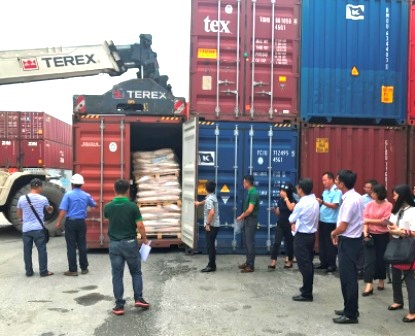 Cơ quan chức năng đã phải chuyển hàng trăm container phế liệu ra khỏi Việt Nam bởi sự thiếu ý thức trong kinh doanh của một số doanh nghiệp.
