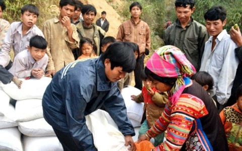 Xuất gạo hỗ trợ nhân dân bị ảnh hưởng do thiên tai, dịch bệnh trong dịp Tết Nguyên đán.