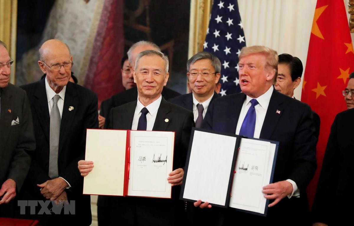 Tổng thống Mỹ Donald Trump và Phó Thủ tướng Trung Quốc Lưu Hạc tại lễ ký thỏa thuận thương mại giai đoạn 1 ở Washington DC., ngày 15/1. (Ảnh: THX/TTXVN)