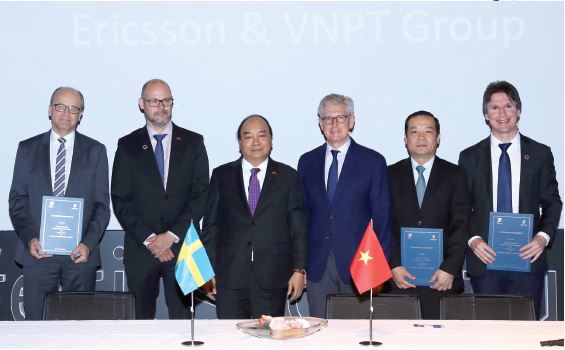 Thủ tướng Nguyễn Xuân Phúc thăm Tập đoàn Công nghệ thông tin Ericsson và chứng kiến lễ ký thỏa thuận Hợp tác sáng tạo công nghiệp 4.0 và internet giữa Tập đoàn Công nghệ Ericsson và Tập đoàn VNPT, trong khuôn khổ chuyến thăm chính thức Thụy Điển từ 26-28/5/2019.
