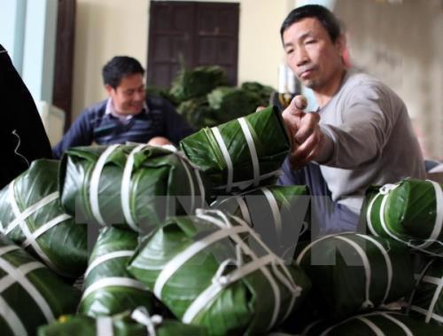 Dịch vụ gói bánh chưng trở nên đắt đỏ và thu hút khách hàng ở Hà Tĩnh.