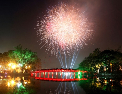 Bắn pháo hoa đón chào năm mới tại Hồ Hoàn Kiếm (Hà Nội).