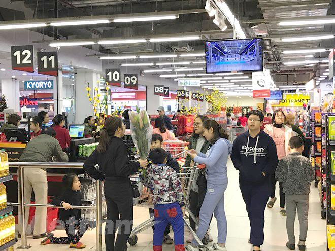 Người dân mua sắm hàng hóa tết tại các siêu thị, trung tâm thương mại. 