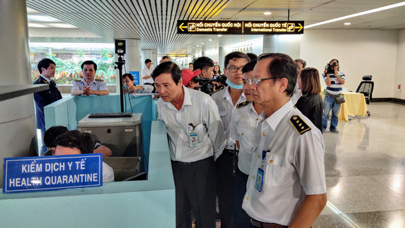 Cơ quan Hải quan phối hợp với các đơn vị chức năng kiểm tra công tác phòng chống bệnh do virút corona tại sân bay Tân Sơn Nhất vào sáng 23/1/2020.