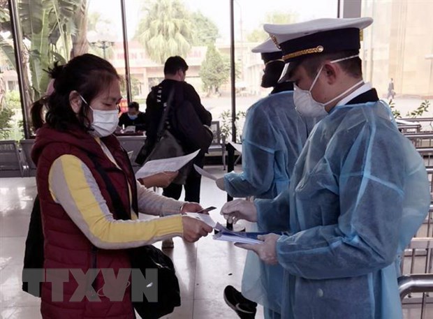 Tại cửa khẩu Móng Cái, cán bộ Kiểm dịch Y tế Quốc tế Quảng Ninh tăng cường giám sát khách nhập cảnh. (Nguồn: TTXVN)